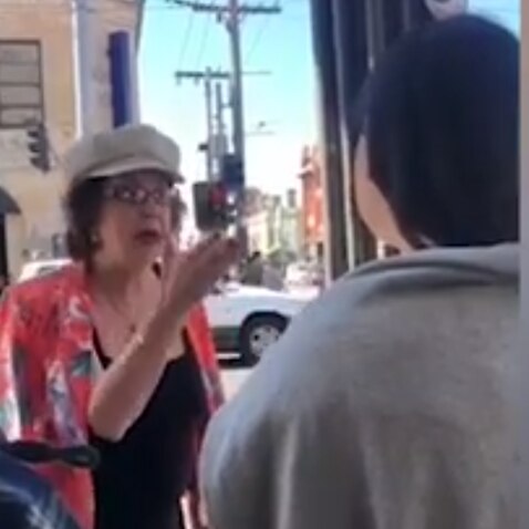 視頻顯示該名中年女子向一名亞裔女子發難。