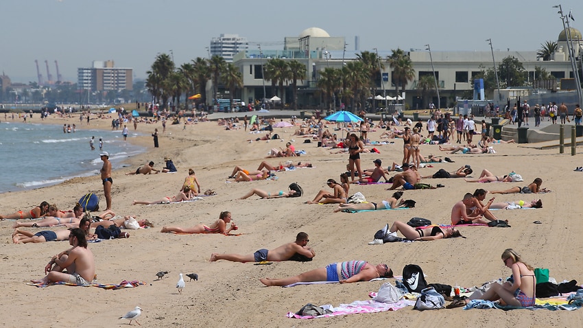 People flock to St Kilda beach as a heat wave sweeps across Victoria. Wednesday, December 18, 2019. (AAP Image/David Crosling) NO ARCHIVING
