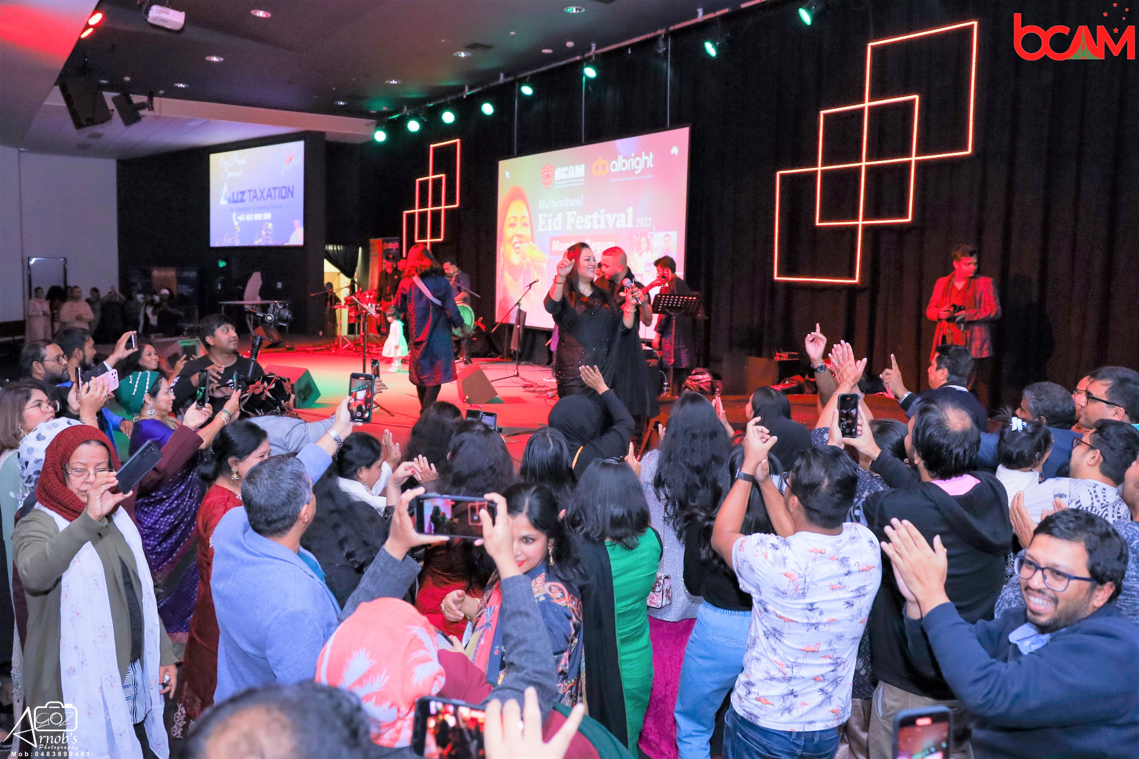 Celebrated Bangladeshi Singer Momtaj is performing in a community program in Melbourne.