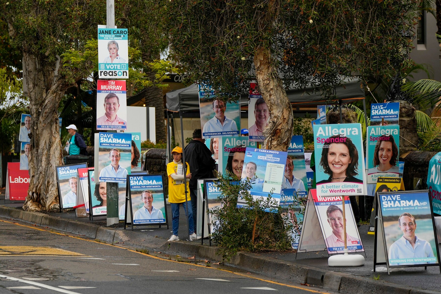 Early voting has begun in Australias federal election with the opposition party hoping the first ballots will reflect its lead over the government in opinion poll.