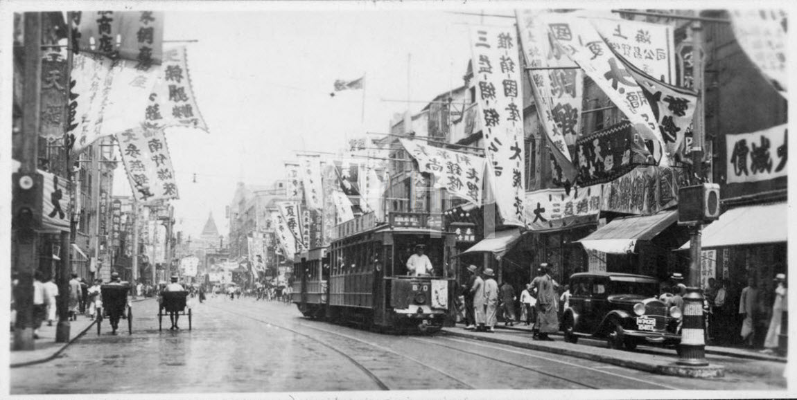 Shanghai street scene back in 1930s