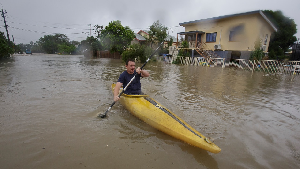 Warning of dangerous flash flooding in Queensland after rain swells dam