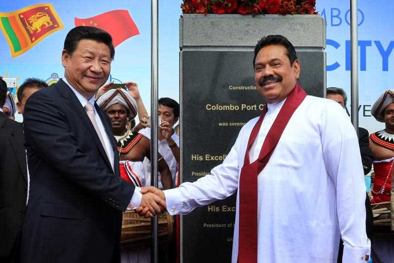 Chinese President Xi Jinping (L) and Sri Lankan President Mahinda Rajapaksa (R). 