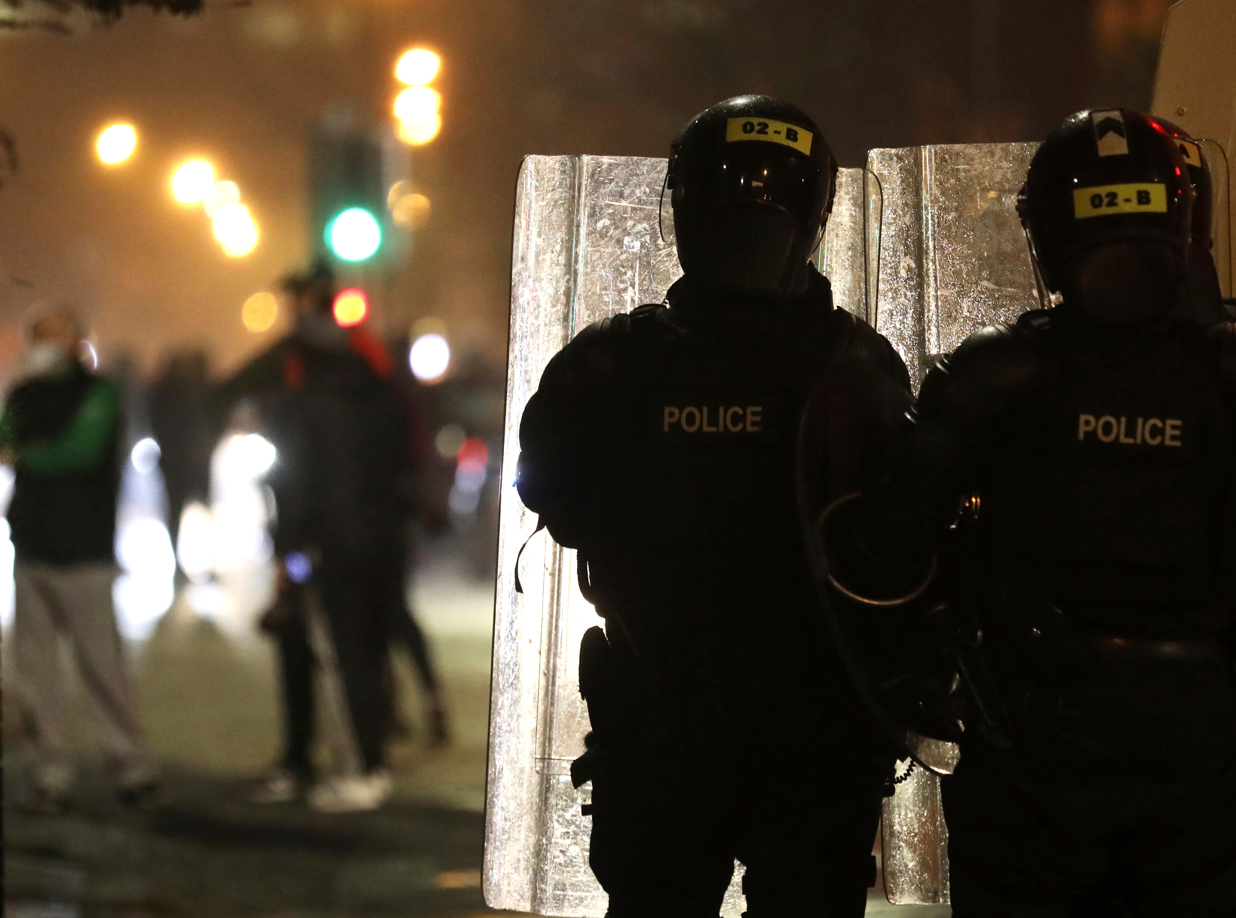 La police sépare nationalistes et loyalistes près du mur de la paix dans l'ouest de Belfast, en Irlande du Nord, mercredi 7 avril 2021