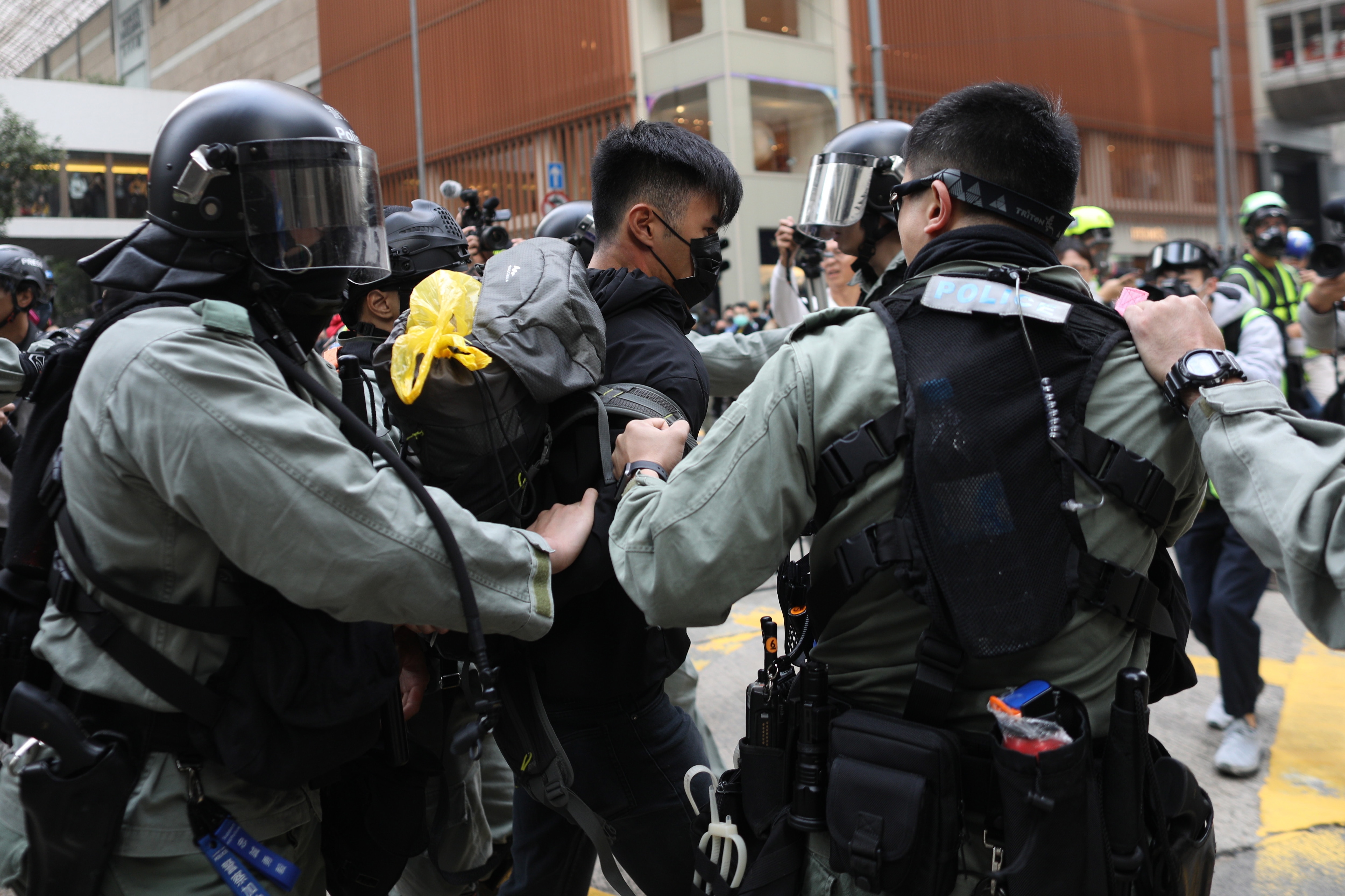 Police Beaten With Umbrellas And Sticks In Latest Hong Kong Pro ...