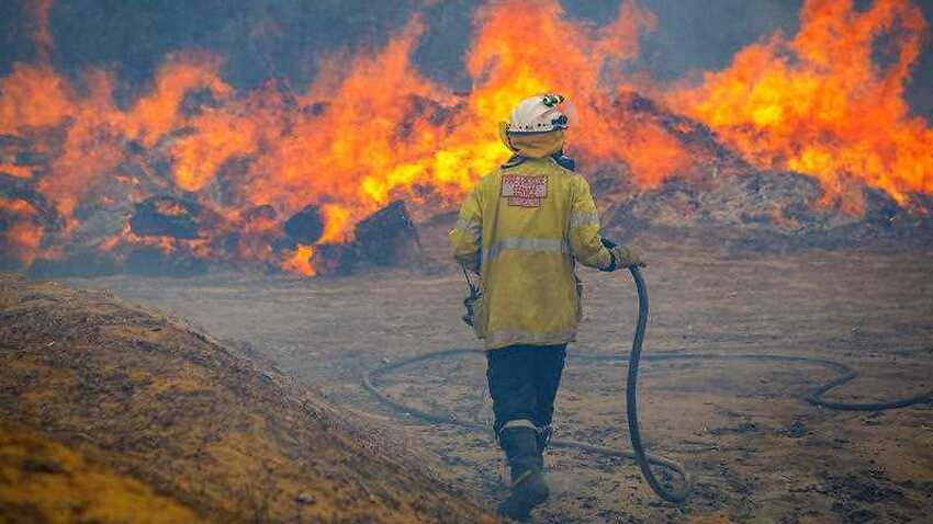 Image for read more article 'Thousands of properties saved as WA firefighters battle out-of-control blaze'