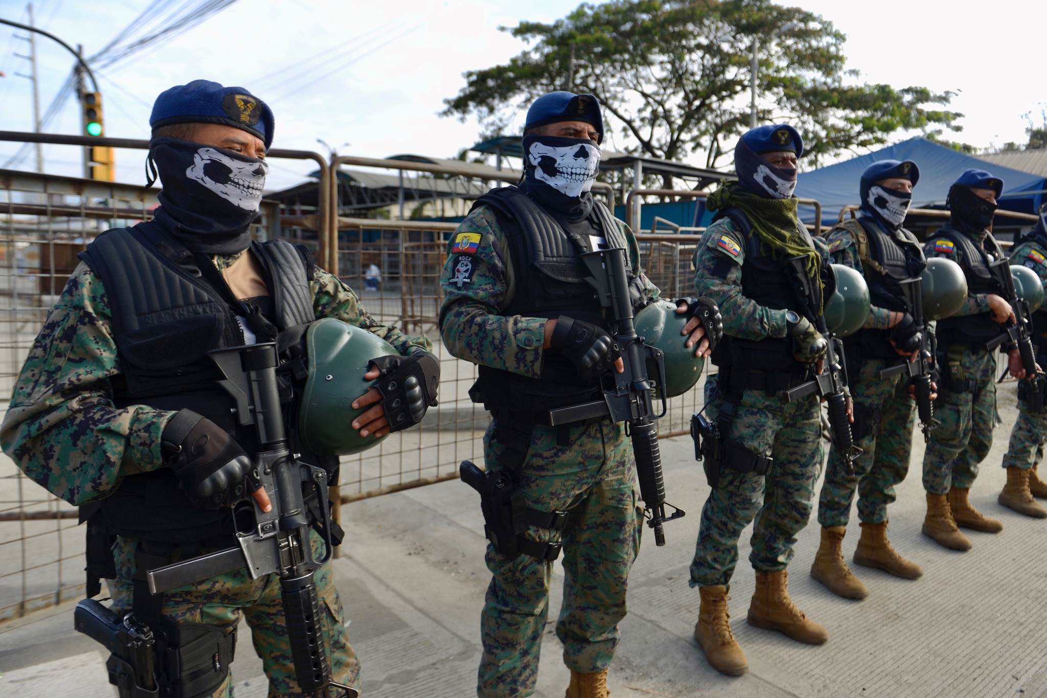 Die ecuadorianischen Streitkräfte führen zusammen mit Mitgliedern der Polizei am 30. September 2021 eine Operation im Küstengefängnis in Guayaquil durch. 