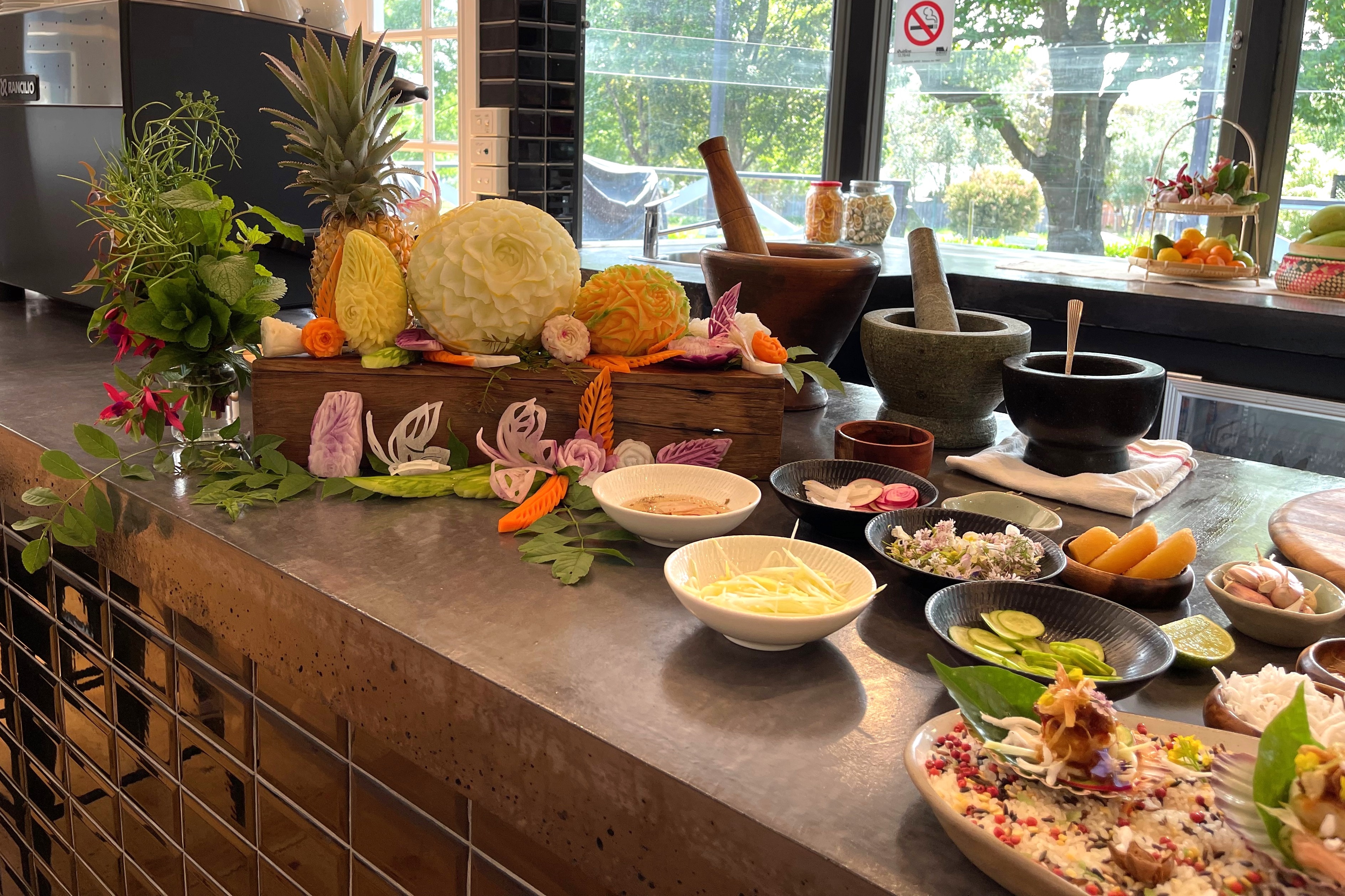 การจัดโต๊ะสาธิตทำอาหารให้มีสีสัน สวยงาม และบ่งชี้ถึงวัฒนธรรมที่ไม่เหมือนใครของคนไทย จะช่วยดึงดูดความสนใจจากผู้ชมการสาธิต