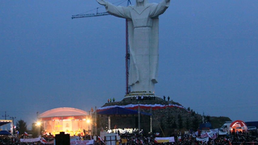 Tallest Jesus statue unveiled in Poland | SBS News