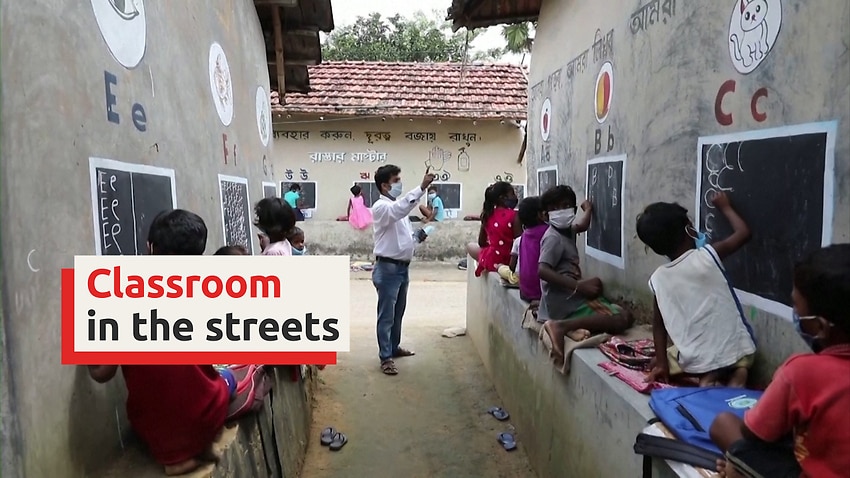 Image for read more article 'Indian teacher turns streets into classrooms for village kids'
