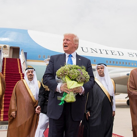 Donald Trump (C) being welcomed King Salman bin Abdulaziz Al Saud