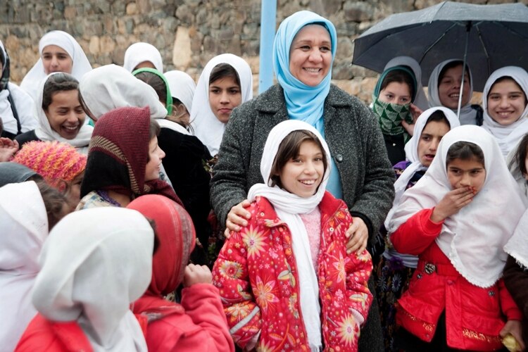 محبوبه راوی با گروهی از دختران دانش‌آموز در افغانستان