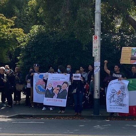 تظاهرات تعدادی از ایرانیان ملبورن در روز ششم آپریل در مقابل کنسولگری چین