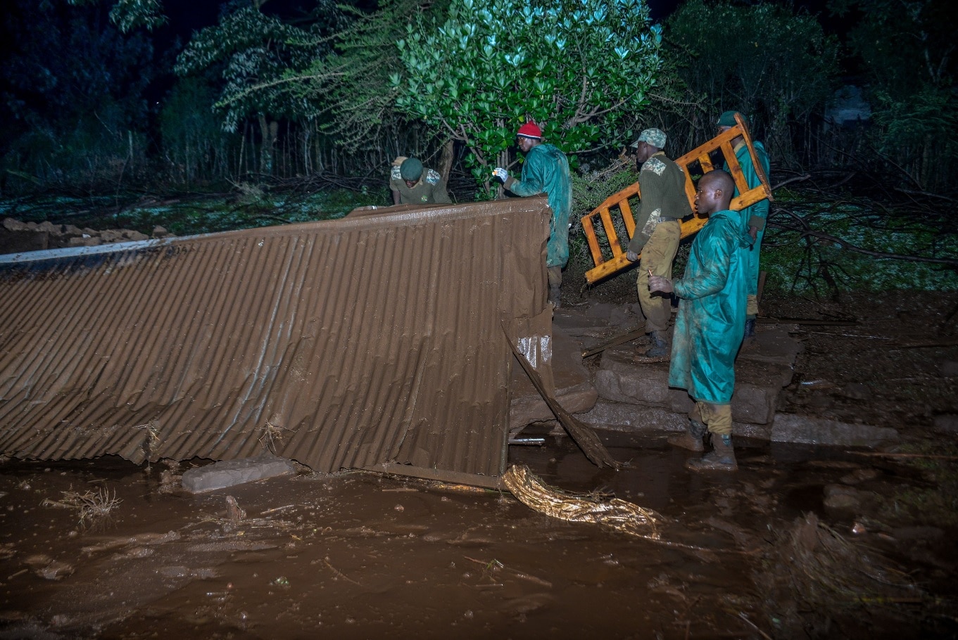 Volunteers search for survivers in a residential area after Patel dam burst its bank at Solai, about 40 kilometres north of Nakuru, Kenya, on May 10, 2018. Volunteers search for survivers in a residential area after Patel dam burst its bank at Solai, about 40 kilometres north of Nakuru, Kenya, on May 10, 2018.