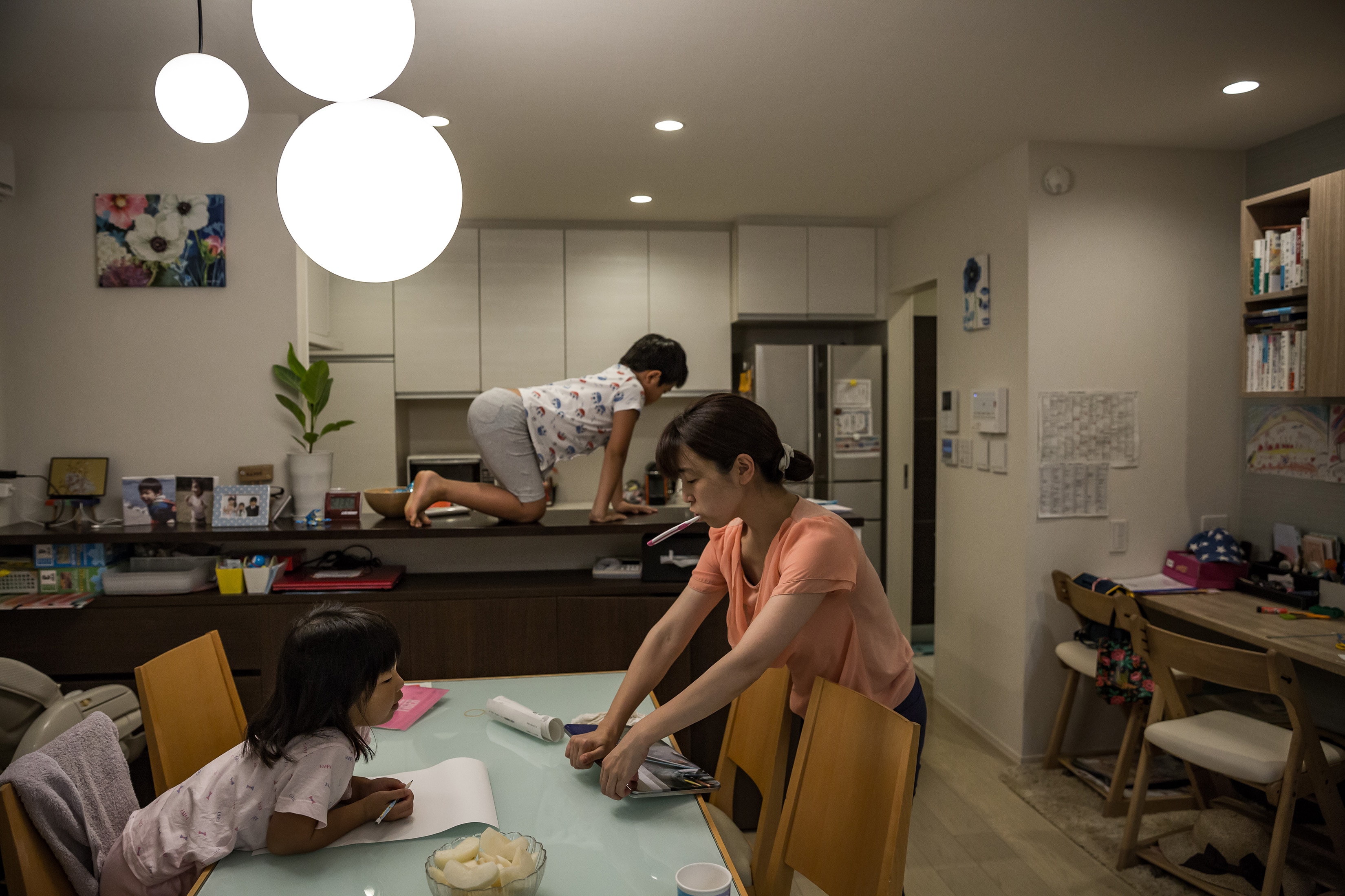 Japan Wants Women In The Office Housework Gets In The Way Sbs News