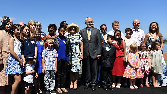 นายกรัฐมนตรีมัลคัล์ม เทิร์นบุลล์ ถ่ายรูปร่วมกับผู้ถือสัญชาติออสเตรเลียใหม่ ณ พิธีการเข้าถือสัญชาติในวันชาติออสเตรเลีย (Australia