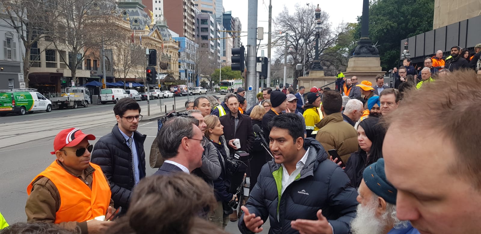 sbs-language-solar-installers-protest-against-victorian-government-s