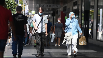 Menschen werden am 18. Februar 2021 in der Bourke Street Mall in Melbourne gesehen.