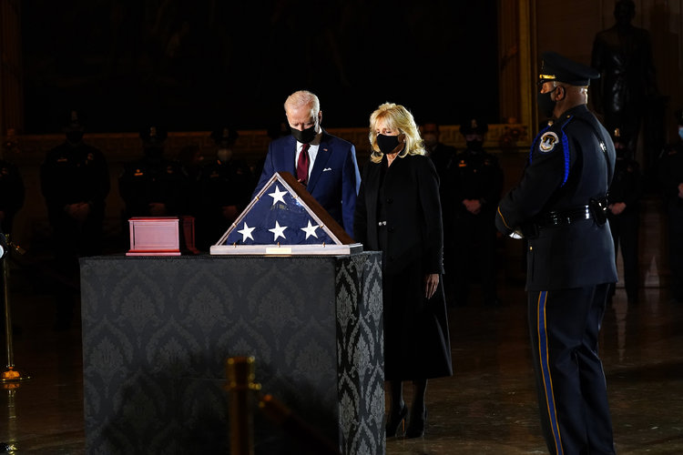 Joe y Jill Biden presentan sus respetos a Brian Sicknick, el oficial herido de muerte en el motín del 6 de enero en el Capitolio de los Estados Unidos.