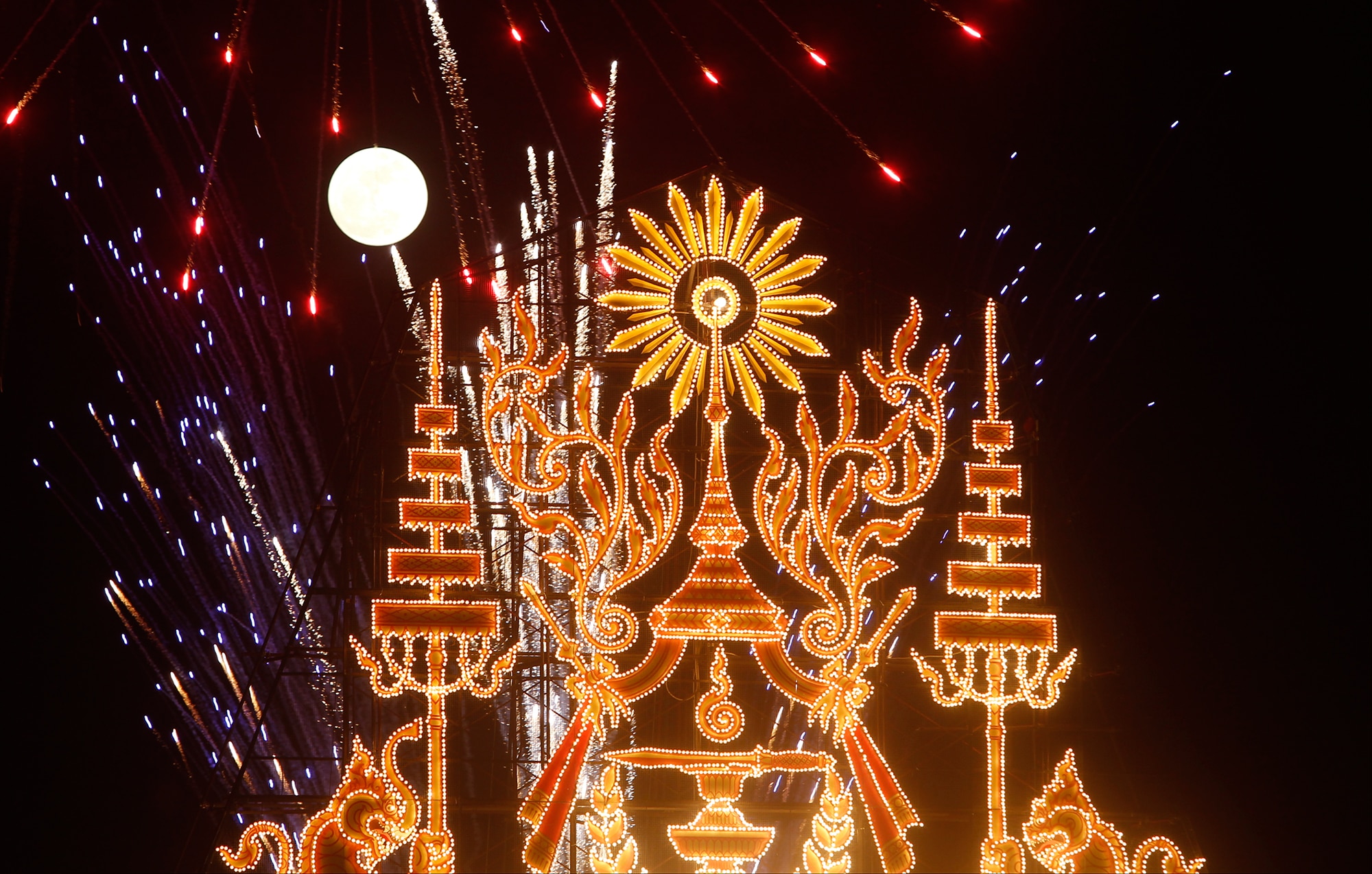 SBS Language Supermoon draws big crowds in Phnom Penh for Cambodian