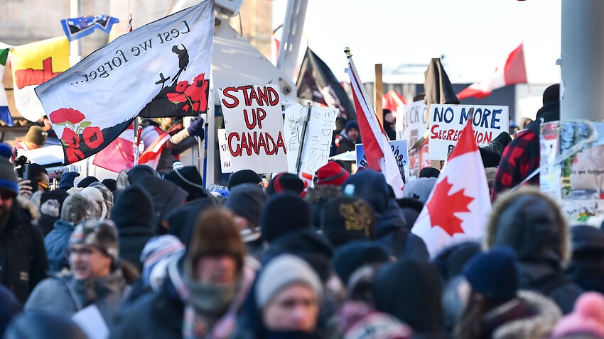 Bild zum Weiterlesen des Artikels „Der Bürgermeister von Ottawa erklärt den Ausnahmezustand nach einem „außer Kontrolle geratenen“ Trucker-Protest