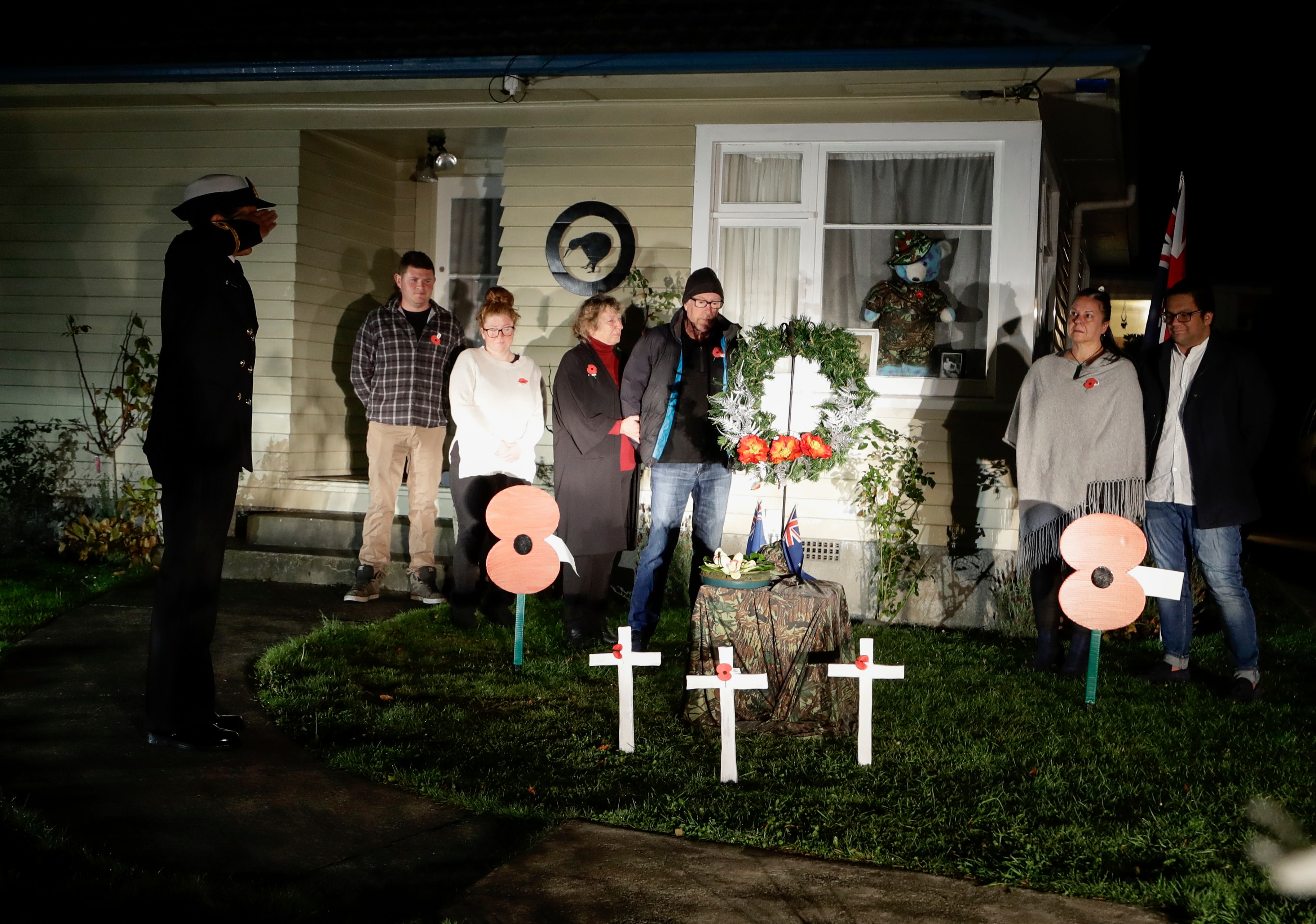 يجتمع الجيران عند الفجر لإحياء ذكرى يوم أنزاك في إحدى ضواحي كرايستشيرش ، نيوزيلندا.