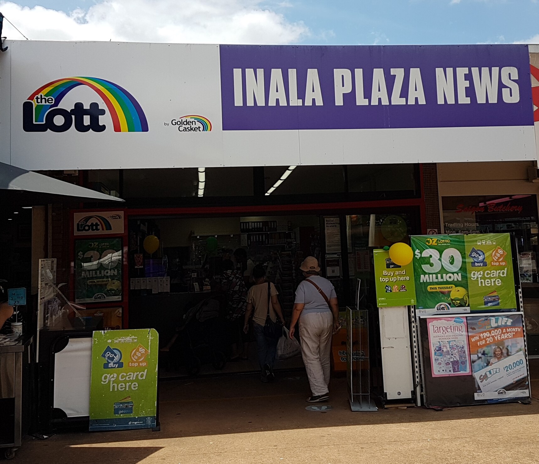 Tiệm báo Inala Plaza News của ông Hứa Vĩnh Cơ tức Vinh