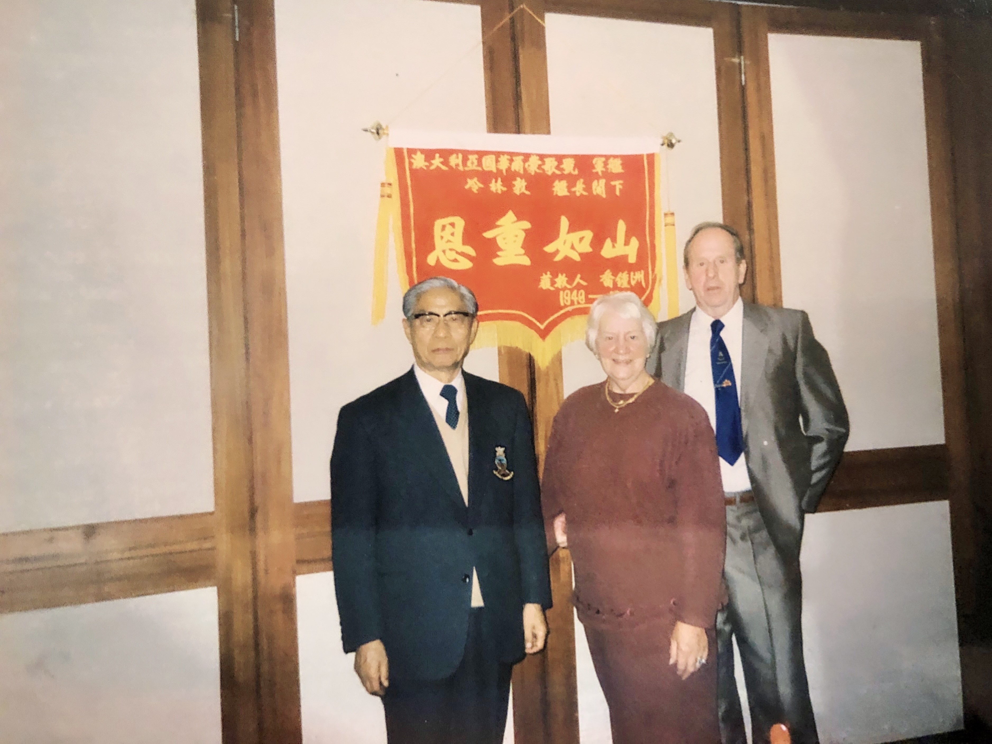  Mr Qiao Zhongzhou （left）with the family of the benefactor of the HMS Waalmongo