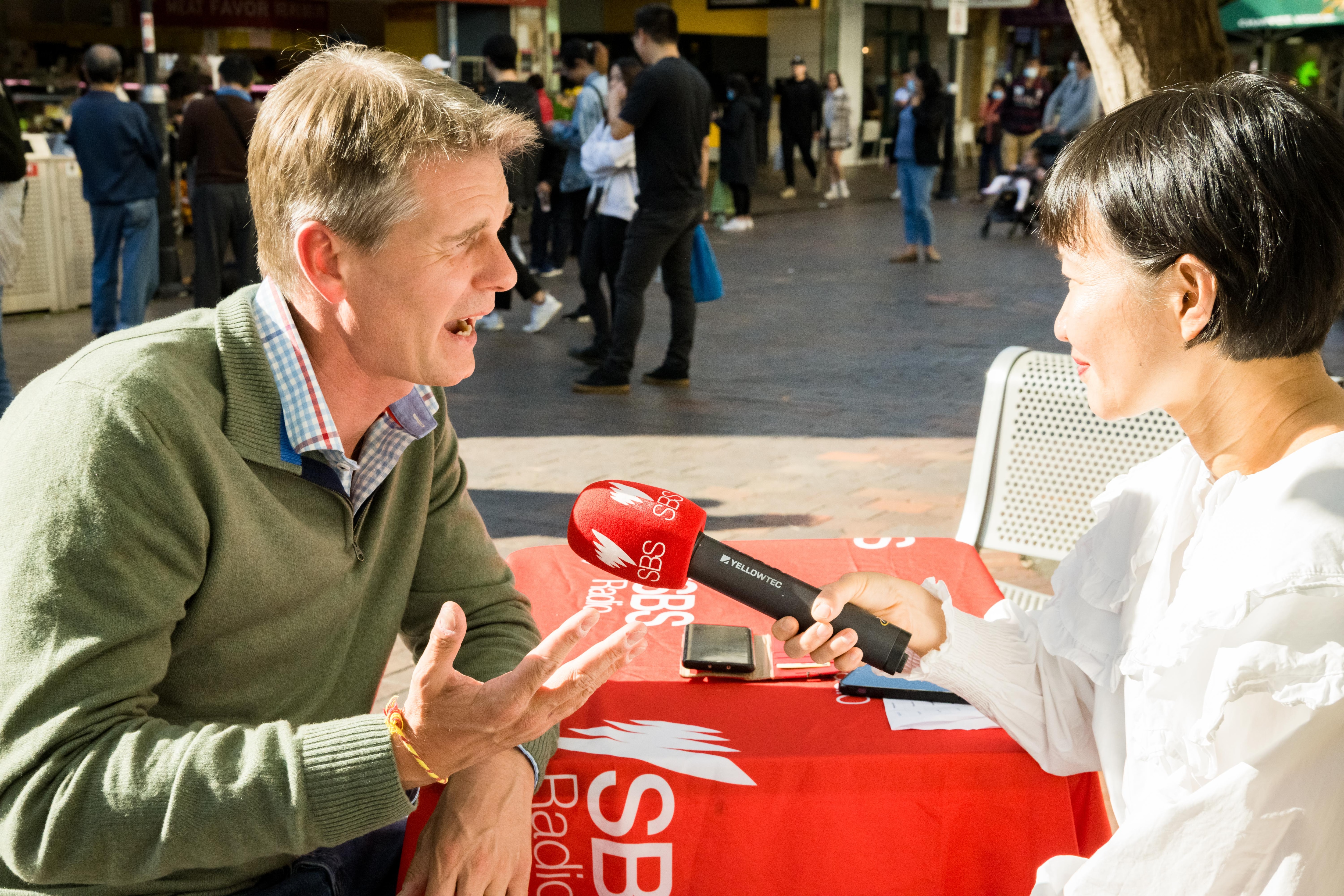巴拉玛打（Parramatta）选区工党候选人安德鲁·查尔顿（Andrew Charlton）接受SBS普通话节目采访。