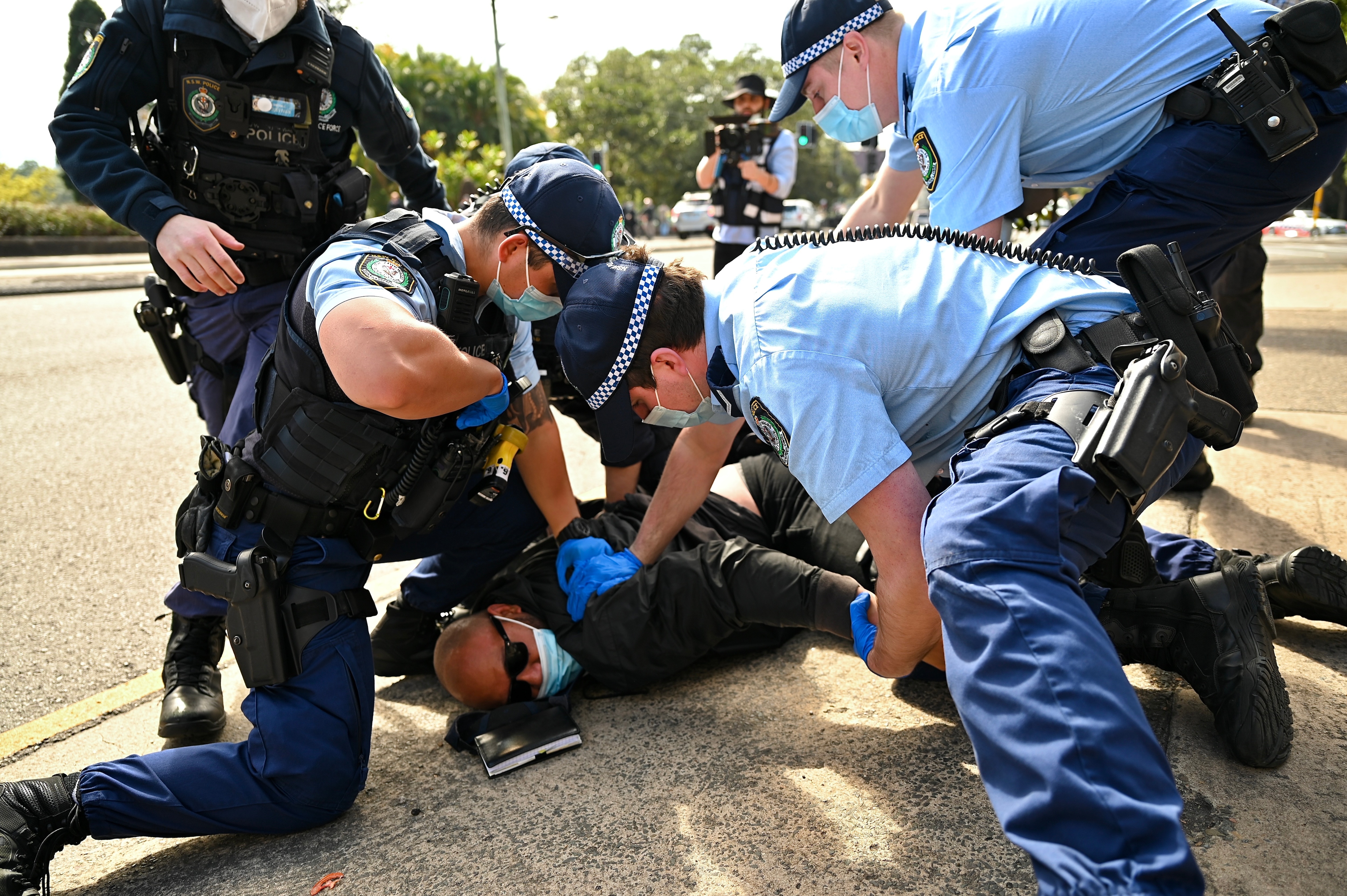 Un manifestant anti-confinement est arrêté par la police à Sydney, samedi 21 août 2021.