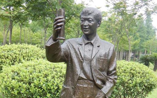A statue of Dr Jian Zhou in Wenzhou Medical University