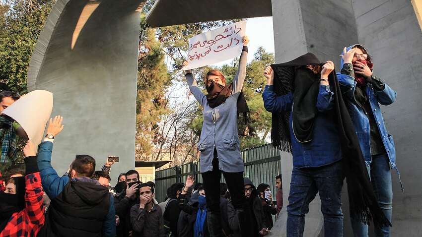 Iranian Women Continue Protests Against Compulsory Hijab Despite Prison Warnings Sbs News 