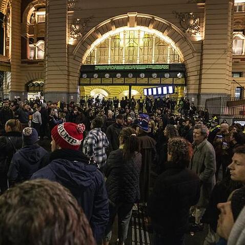 عکسی از تجمع افراد ضدقرنطینه در جلو ایستگاه قطار فلیندرز استریت ملبورن