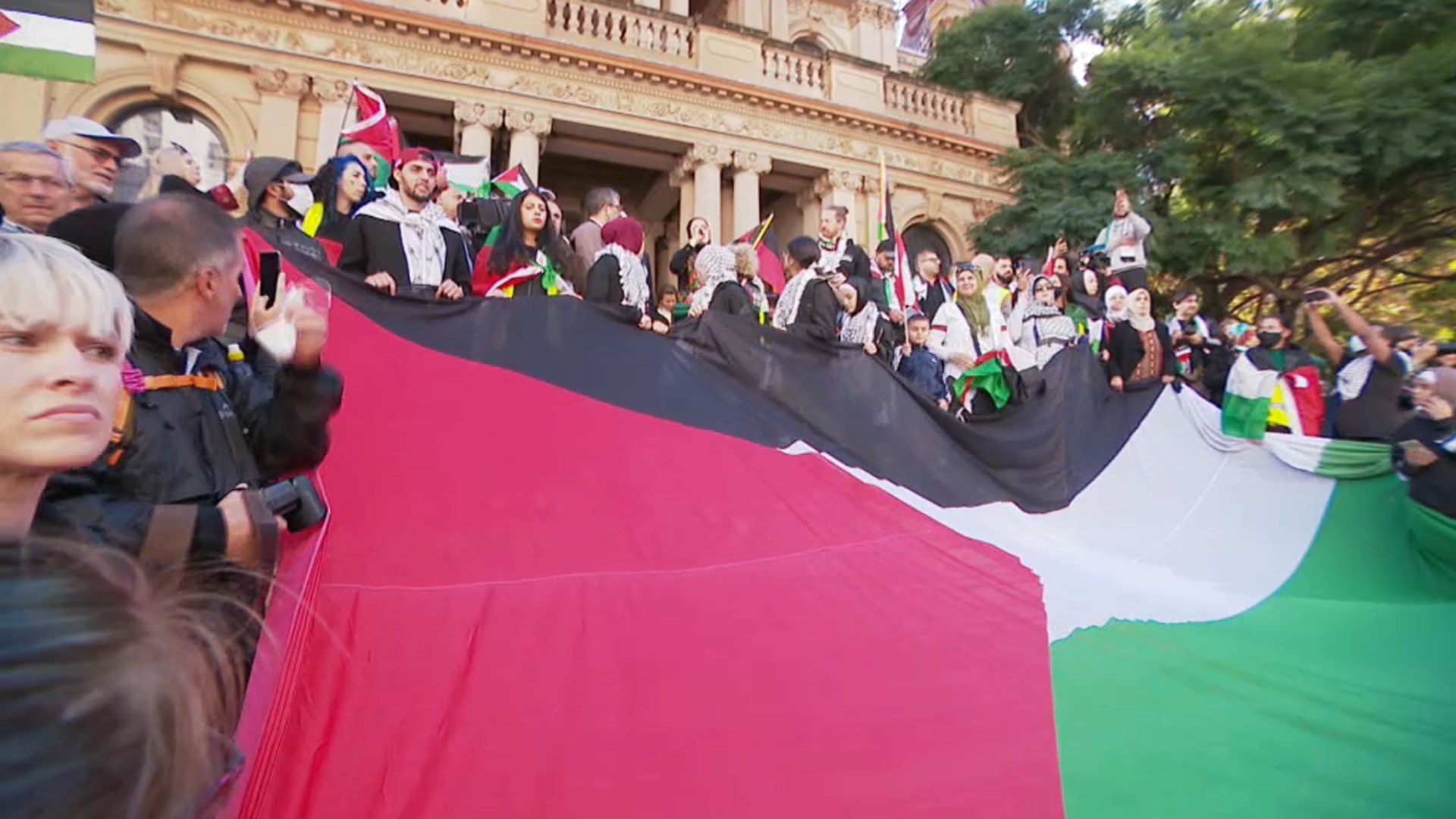 Pro-palästinensische Demonstranten am Samstag im Rathaus von Sydney