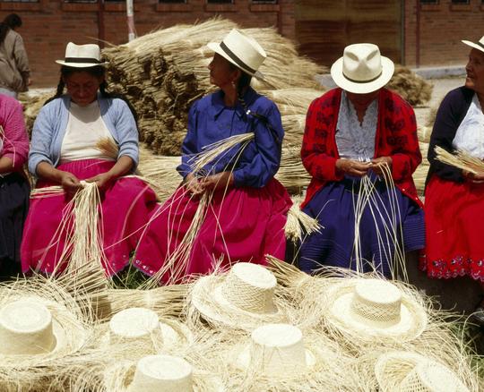Indígenas ecuatorianos tejiendo sombreros Panamá