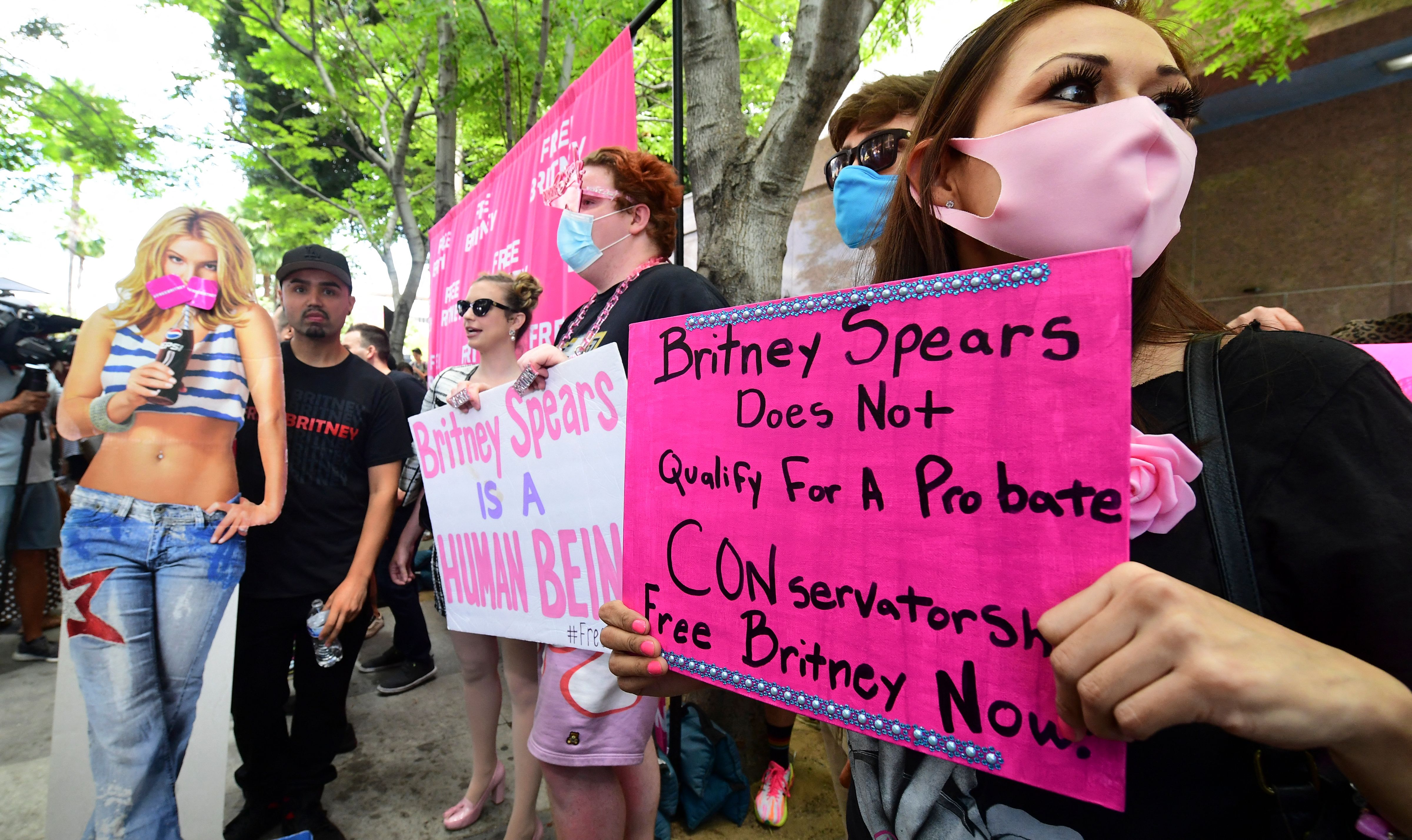 布兰妮斯皮尔斯的粉丝和支持者聚集在洛杉矶地方法院外。