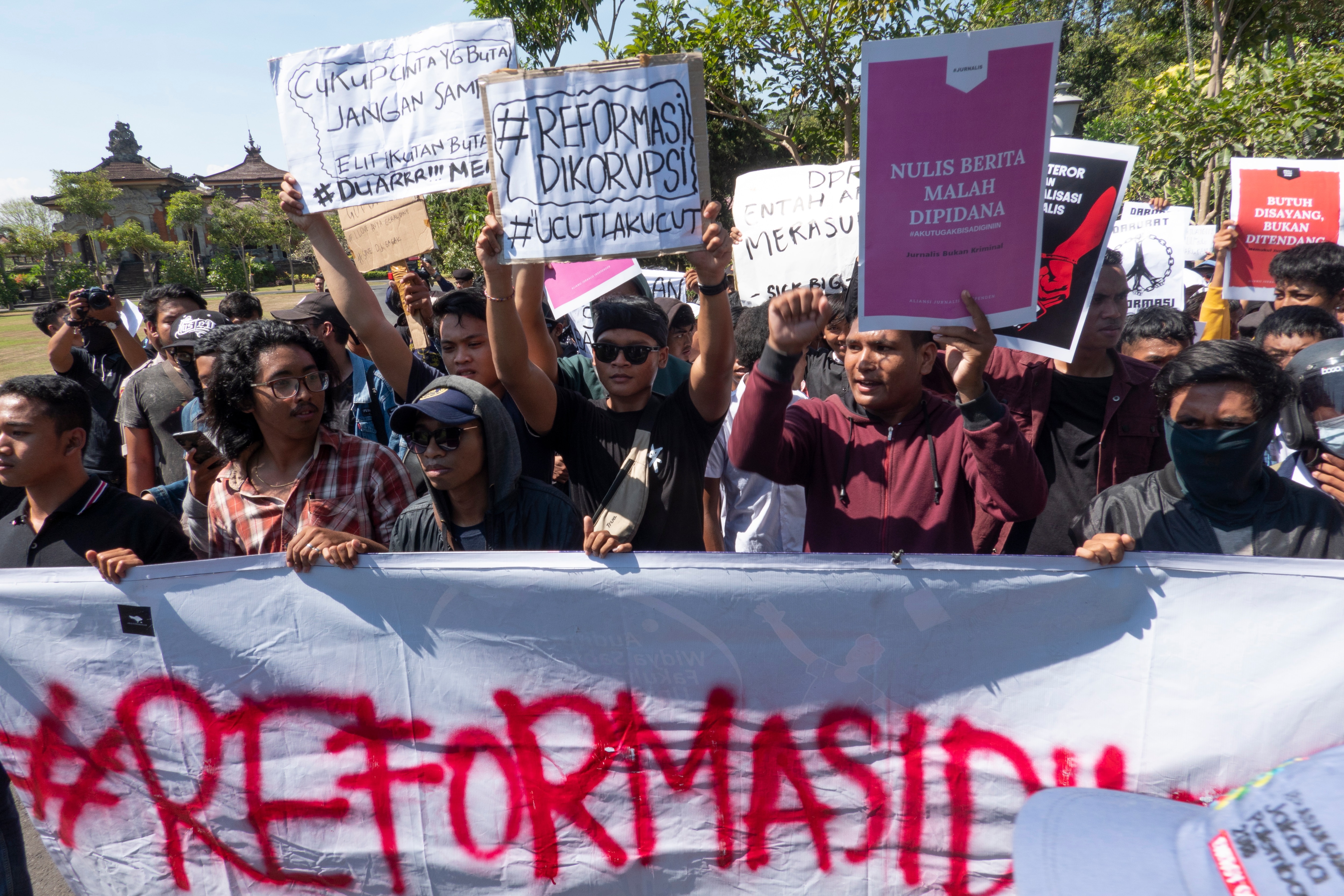 Indonesia delays sex ban bill amid protests SBS News Indonesia delays sex ban bill amid protests SBS News