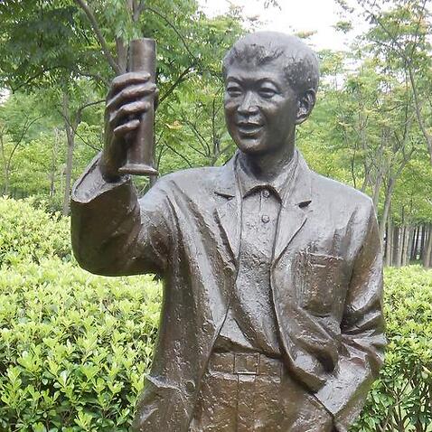 A statue of Dr Jian Zhou in Wenzhou Medical University
