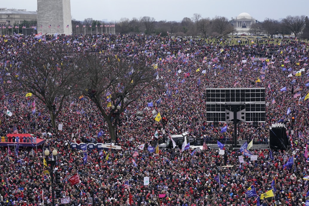 الآلاف يحتشدون لدعم دونالد ترامب بالقرب من البيت الأبيض يوم الأربعاء ، 6 يناير 2021