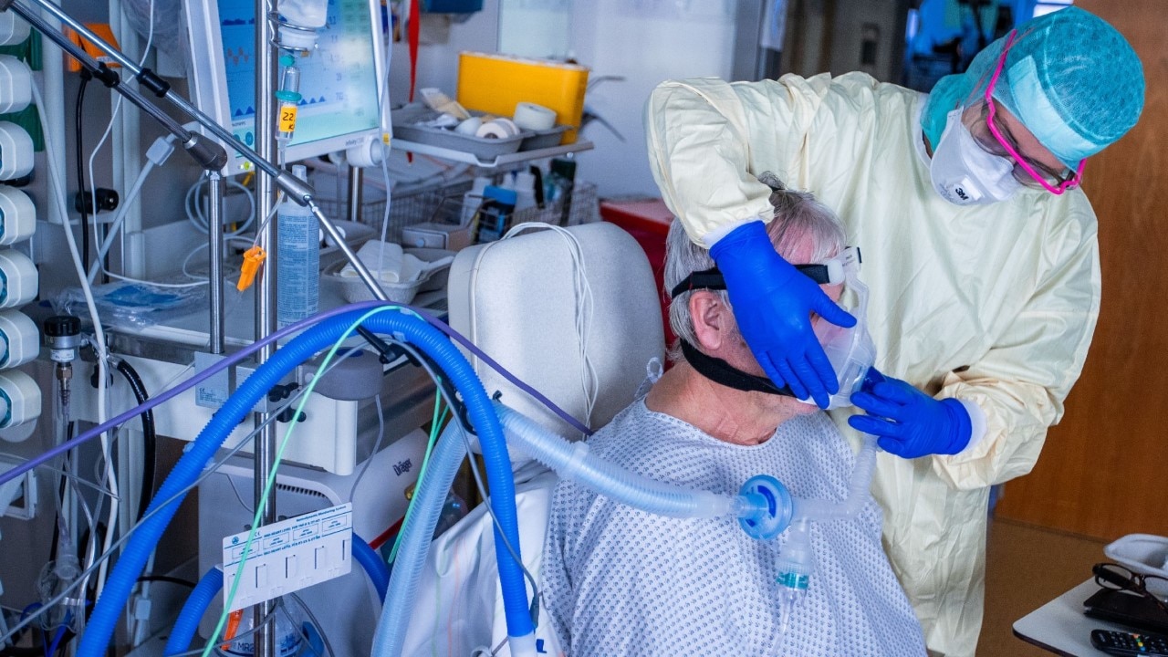 A Corona patient on a respiratory mask in an ICU (Jens Büttner - picture alliance via Getty).jpg