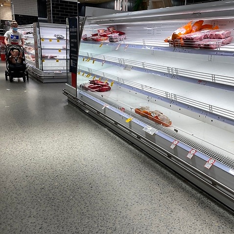 7 Ocak 2022'de Sydney'deki bir süpermarkette et ürünlerinin boş rafları görülüyor