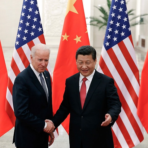 DATEI - In diesem Aktenfoto vom 4. Dezember 2013 gibt der chinesische Präsident Xi Jinping (rechts) dem damaligen US-Vizepräsidenten Joe Biden die Hand, als sie in der Großen Halle des Volkes in Peking für Fotos posieren.  (AP Foto / Lintao Zhang, Pool, Datei)