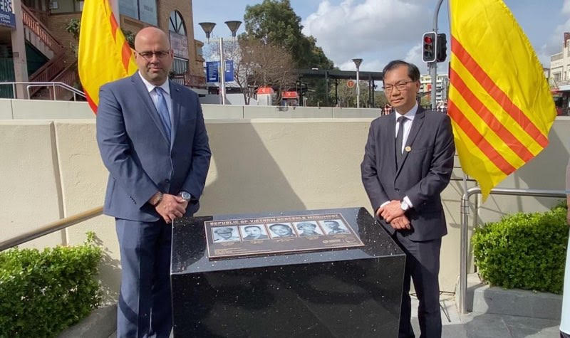 Thị trưởng HDTP Bankstown Khal Afour (trái) và Chủ tịch CDNVTD NSW Paul Huy Nguyễn ̣(phải) khánh thành Bia tưởng niệm 5 vị Tướng VNCH