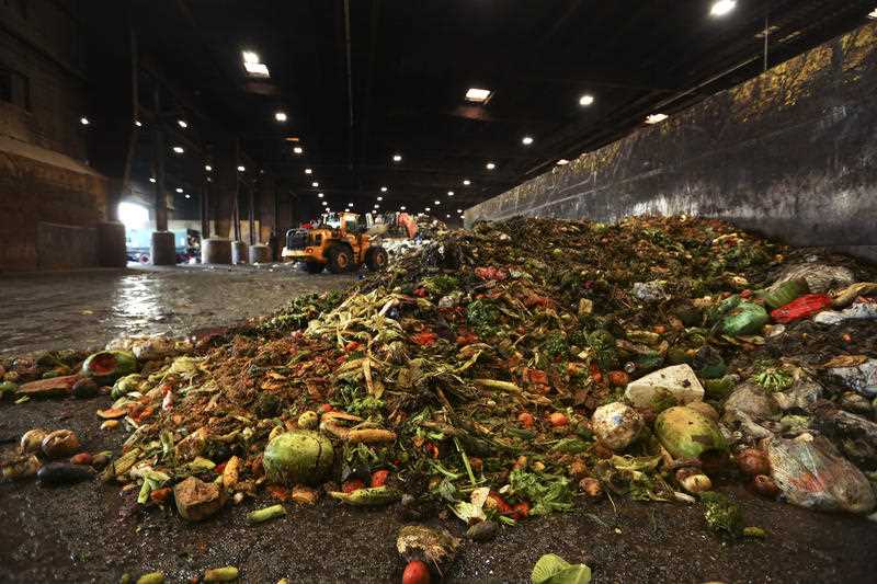 Dans cette photo du 29 août 2018, à l’installation de gestion des déchets de North Brooklyn, des tonnes de restes de nourriture sont entbadées avant d’être transformées en 