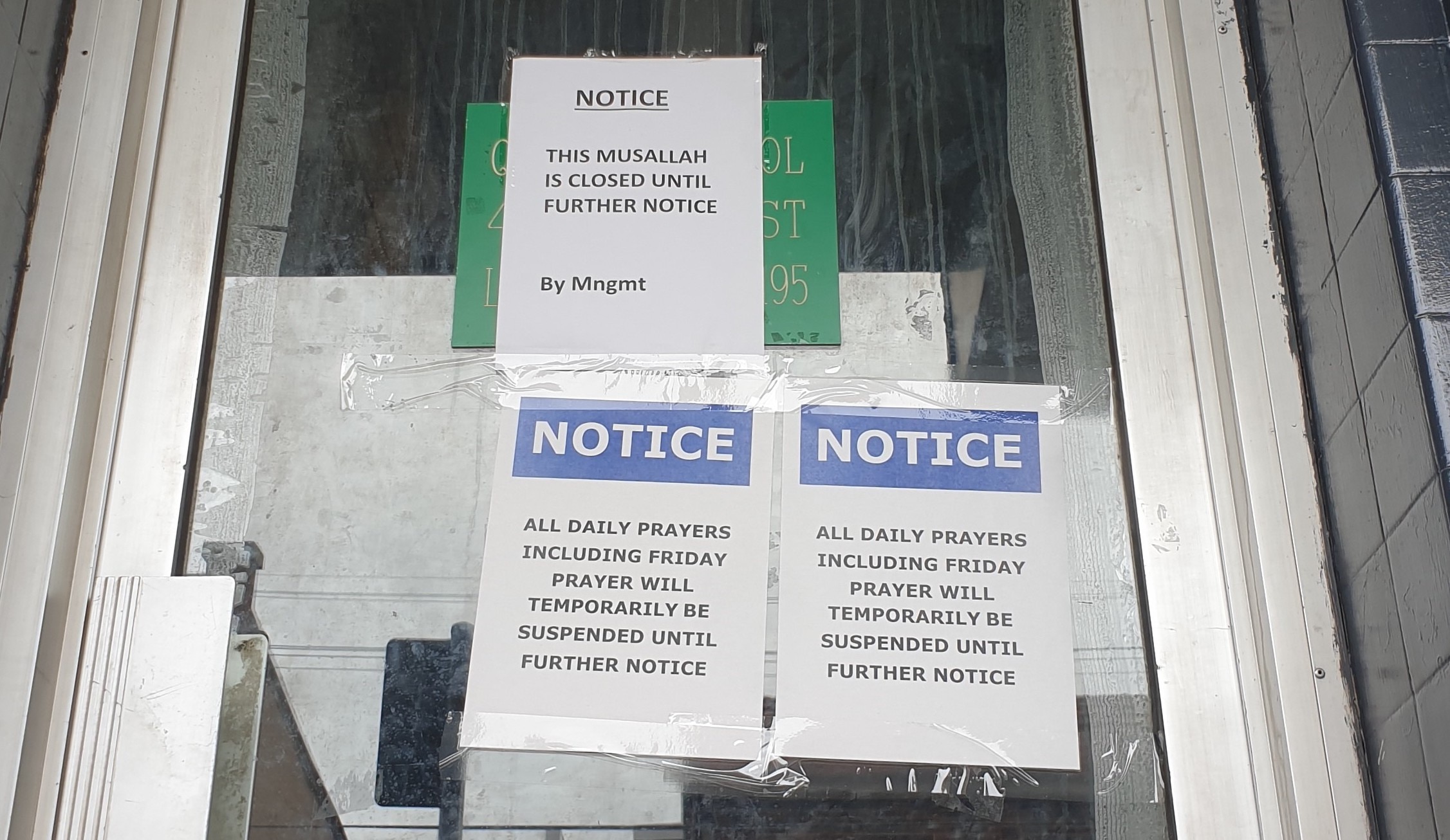 لافتة علي مسجد لاكمبا تعلن عن ايقاف صلوات الجماعة