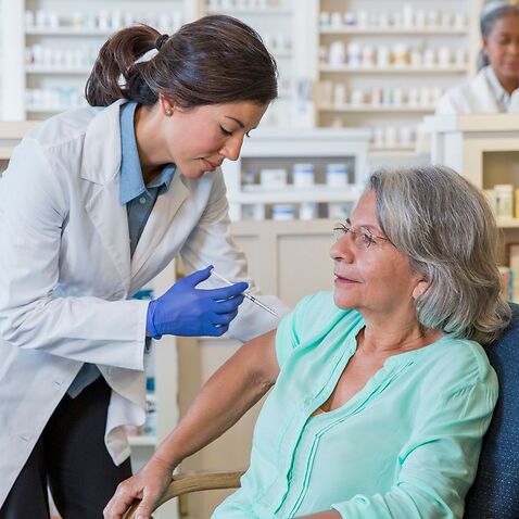 یک زن در حال زدن واکسن آنفولانزا