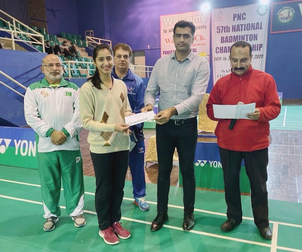 Mahoor recieving prize by Mr. Wajid Ali Chaudhry, Secretary General of Pakistan Badminton Federation, for winning Gold medal in Pakistan International Series 2019