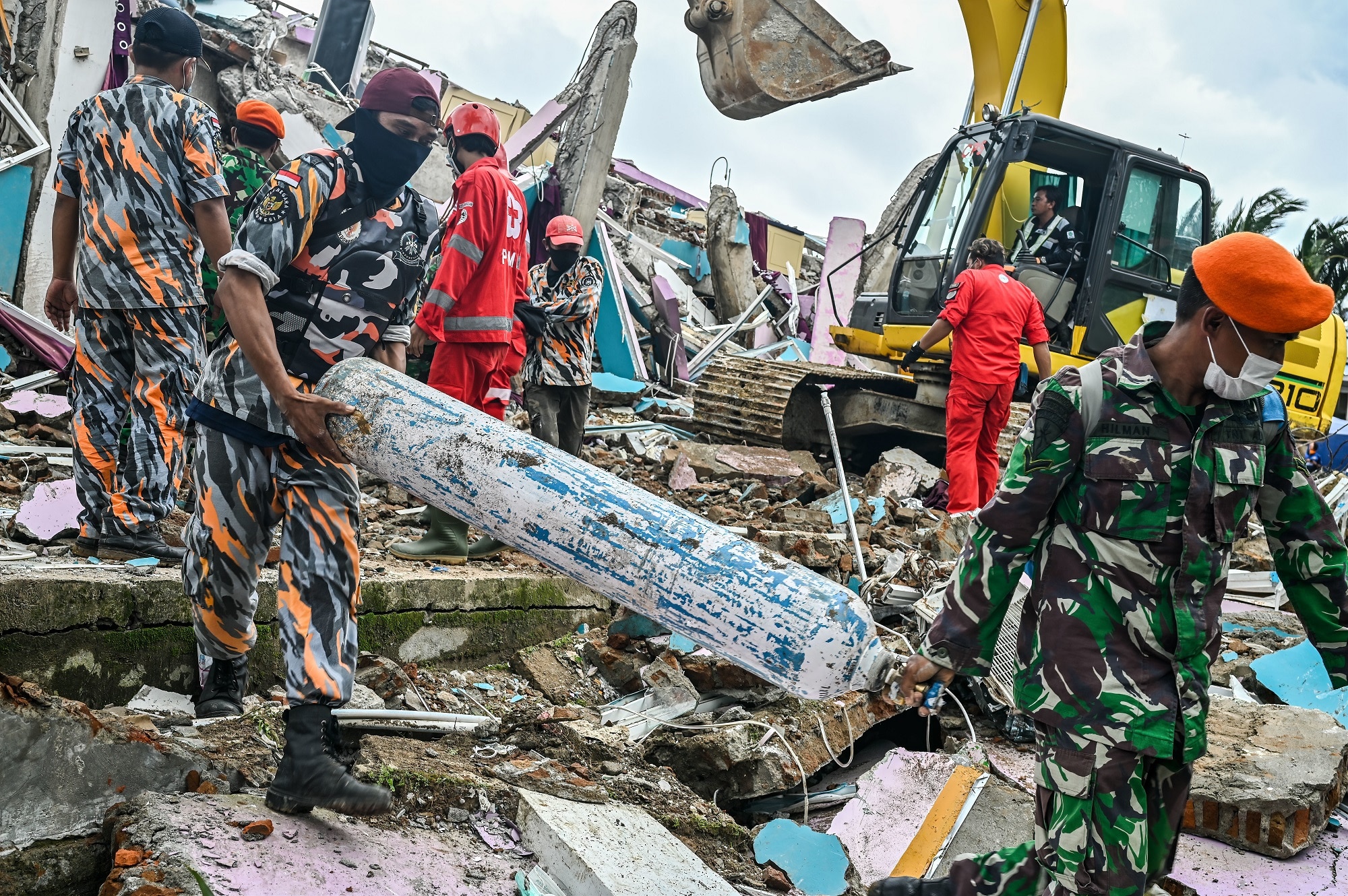 Soldiers clear away debris in the search for people buried under the rubble.