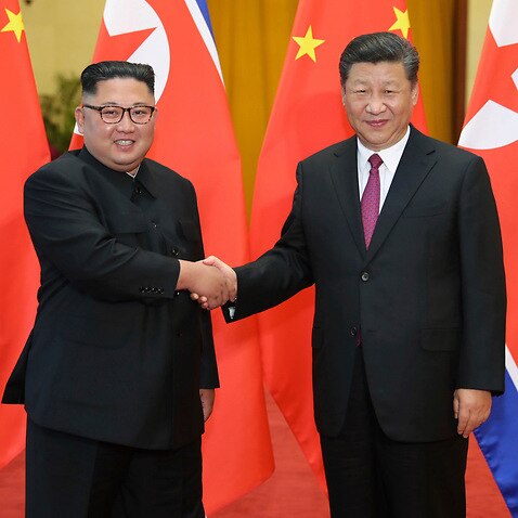 Chinese President Xi Jinping shakes hands with North Korean leader Kim Jong Un in Beijing on 19/6/18.
