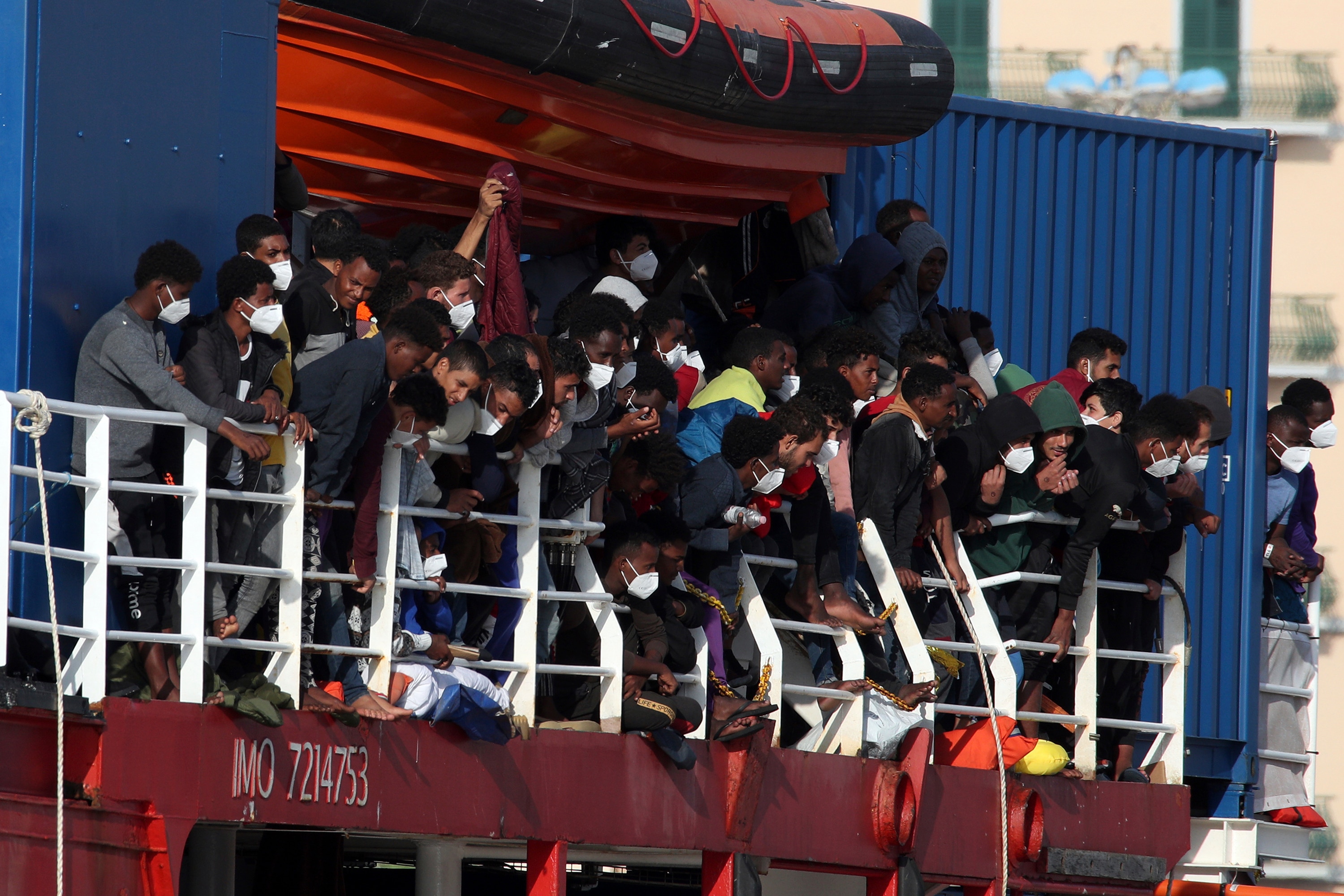 The Sea Eye ship with 800 people on board arrives in Italy.